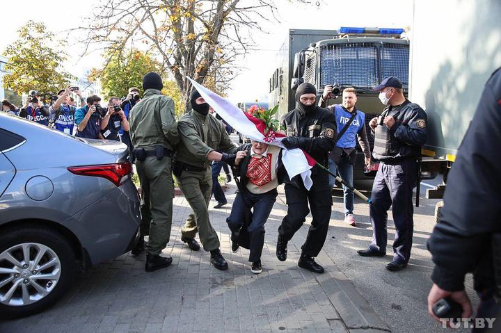 Nina Bahinskaya being arrested